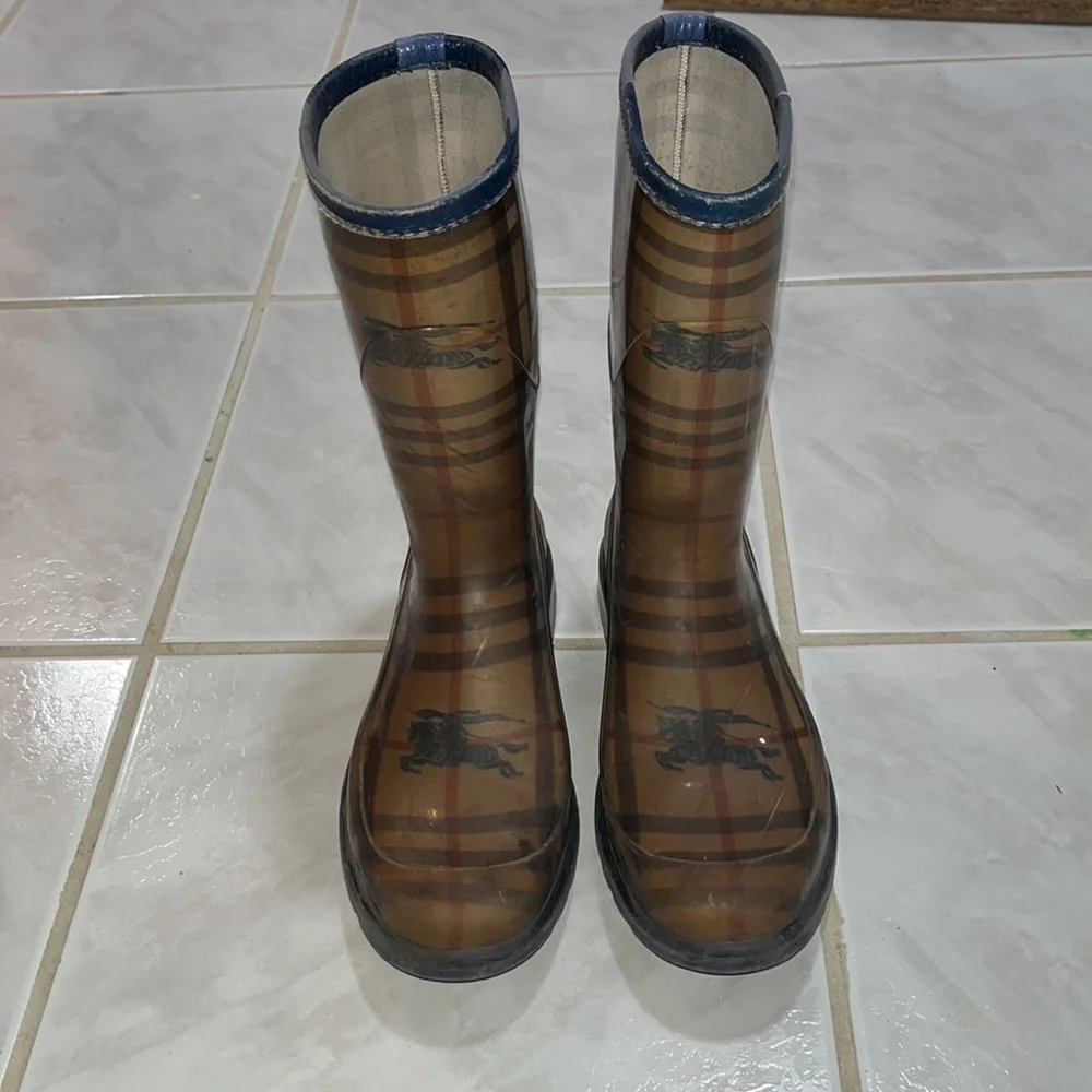 Burberry rain boots - Picture 3 of 10